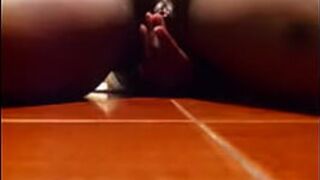 ebony getting it in on the floor - porn video